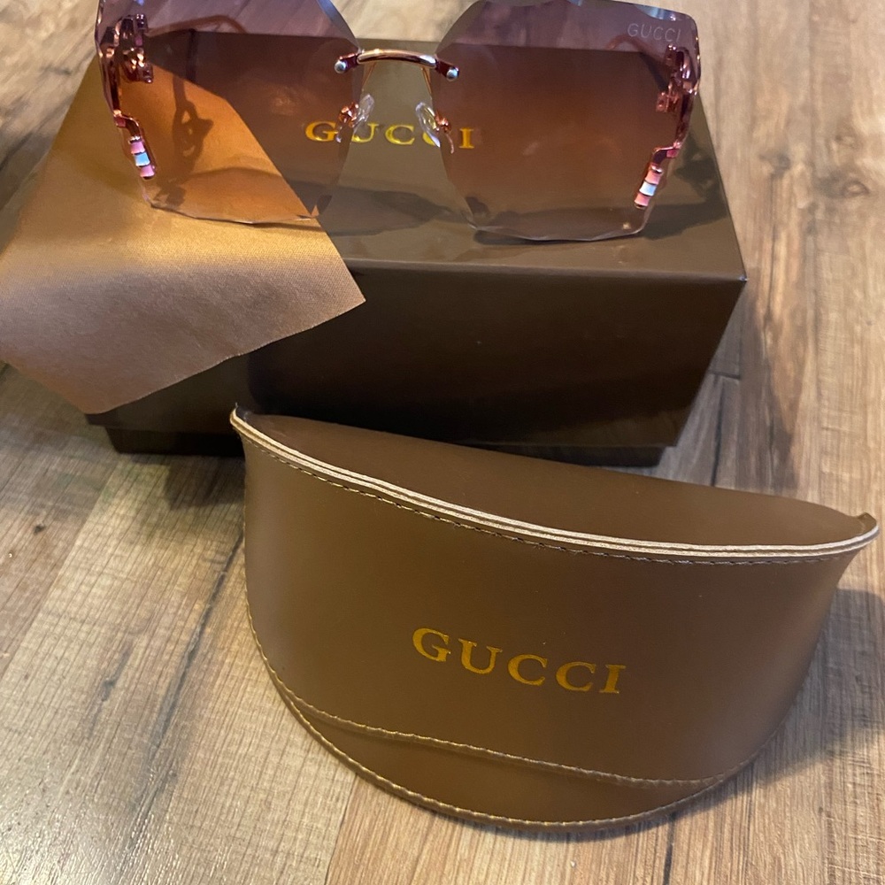 Gucci  OVERSIZED Sunglasses COMES WITH EVERYTHING 😎😎